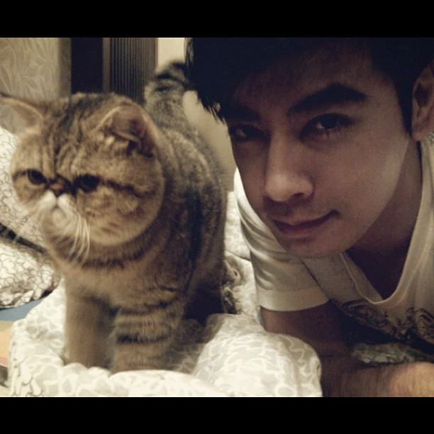วันสบาย ๆ ของ ออย ธนา กับแก๊งแมวเหมียว