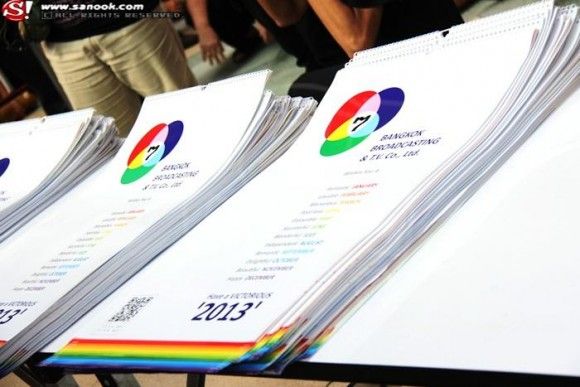 ดาราหนีอลหม่านคนแห่พังรั้วกั้นแย่งปฏิทิน7สี หัวลำโพงแตก รุมแย่ง ปฏิทิน 7สี