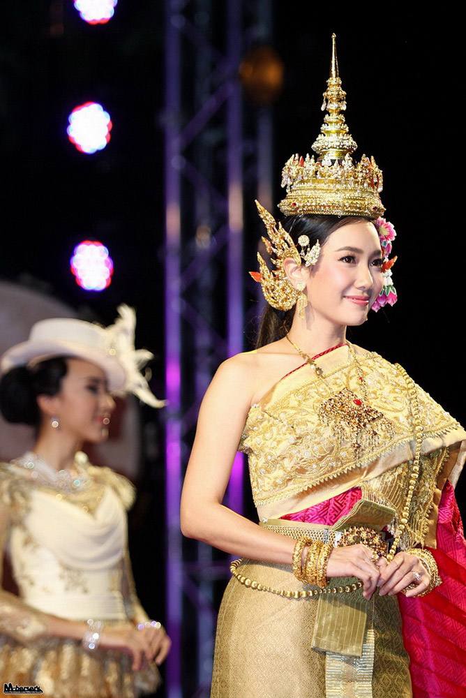 นุ่น วรนุช งามสง่าในชุดไทย