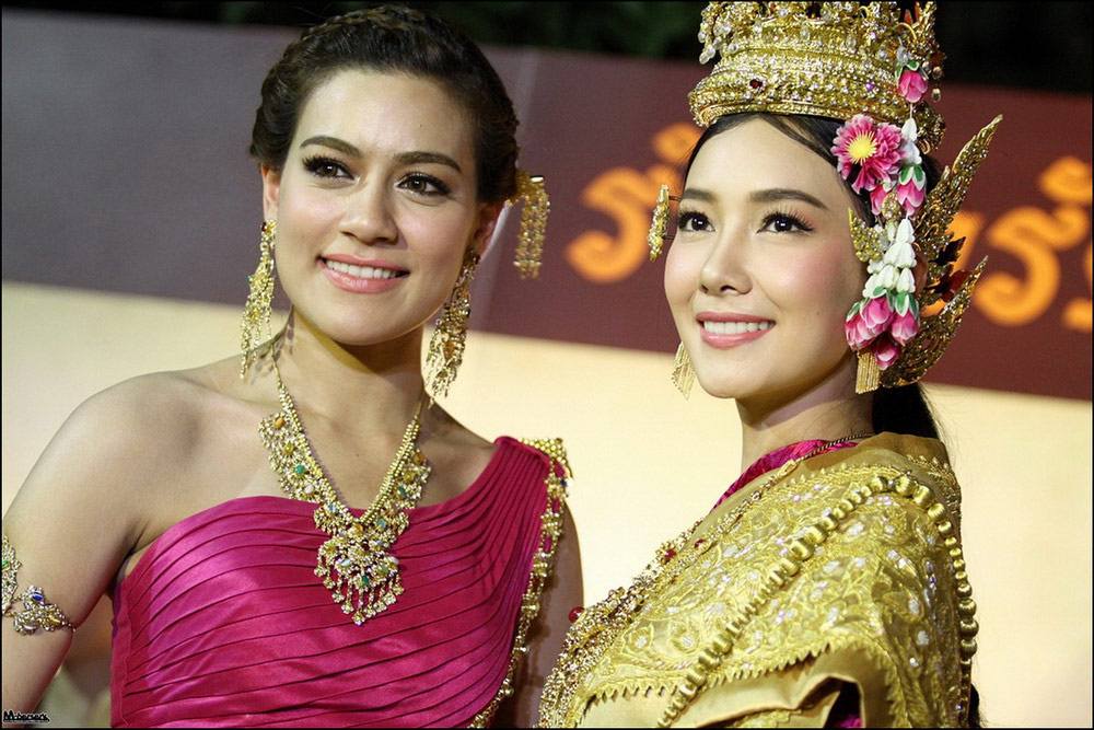 นุ่น วรนุช งามสง่าในชุดไทย