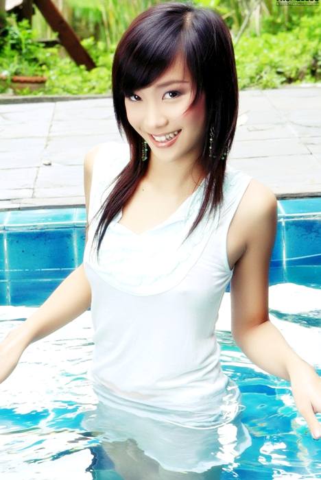 สาวน้อยเปียกน้ำ..