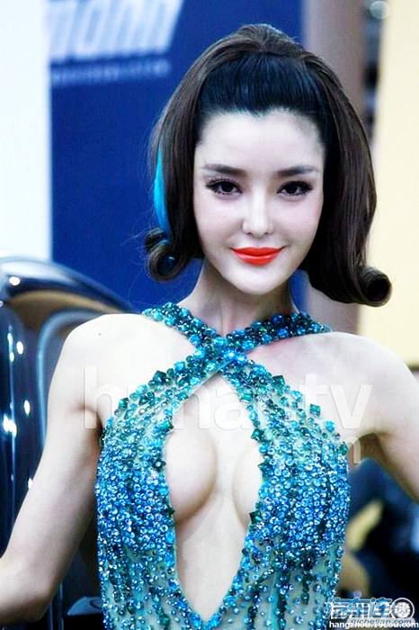 เดรสเพชร ระเบิดเต้า นางแบบจีน