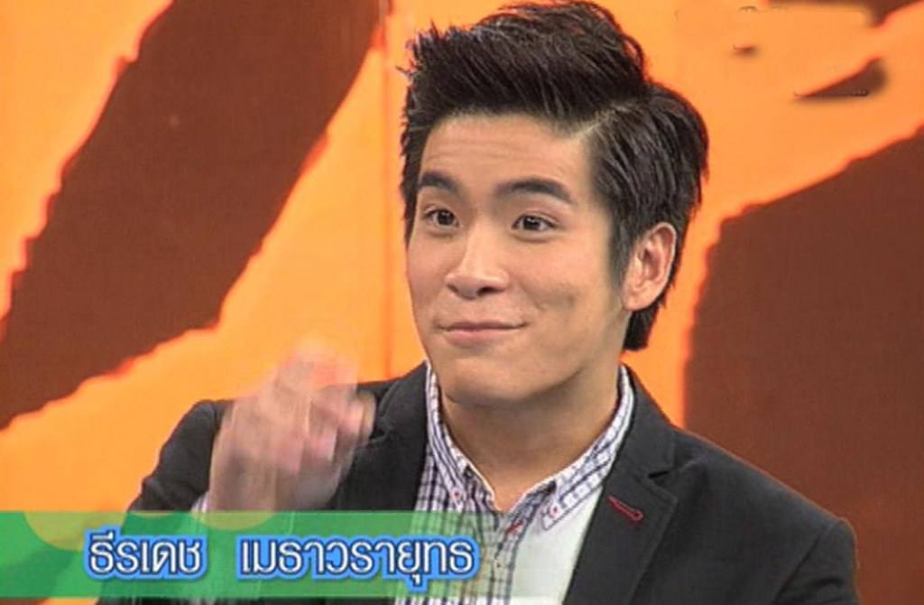 ลืมไปเลยว่าเคยอ้วน เจ้าชายอาเล็ก ใส่ชุดเจ้าชายก็เหมื่อนม้ากน่าเอาไปแสดงละครพื้นบ้านนะ