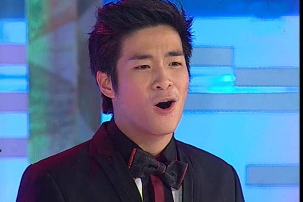 ลืมไปเลยว่าเคยอ้วน เจ้าชายอาเล็ก ใส่ชุดเจ้าชายก็เหมื่อนม้ากน่าเอาไปแสดงละครพื้นบ้านนะ