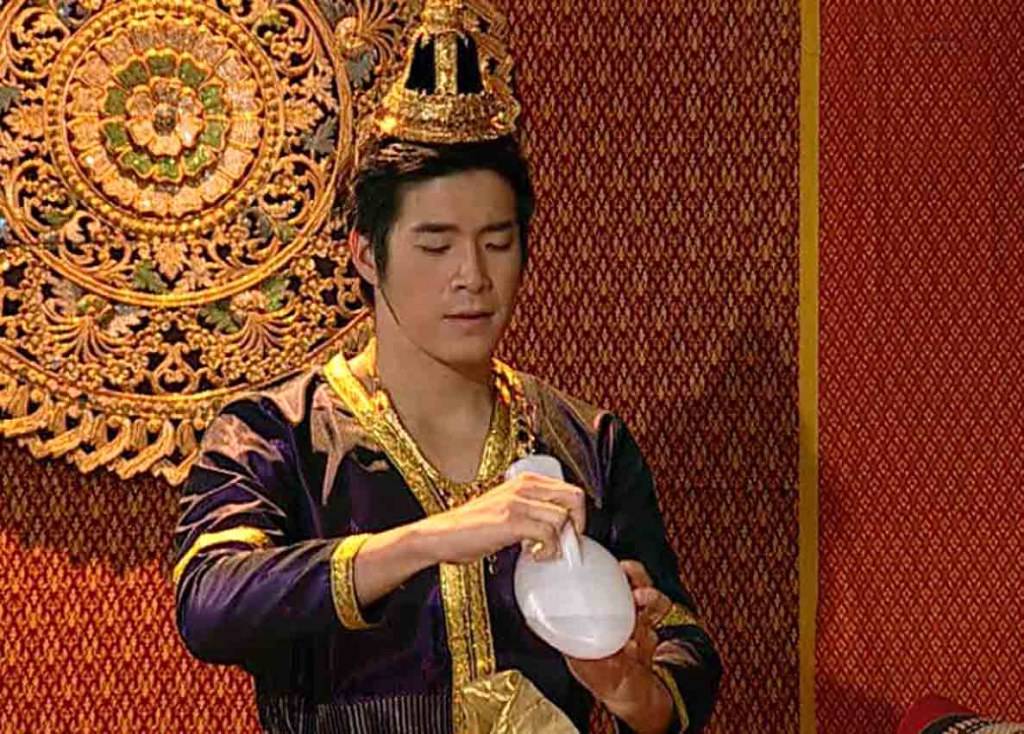 ลืมไปเลยว่าเคยอ้วน เจ้าชายอาเล็ก ใส่ชุดเจ้าชายก็เหมื่อนม้ากน่าเอาไปแสดงละครพื้นบ้านนะ