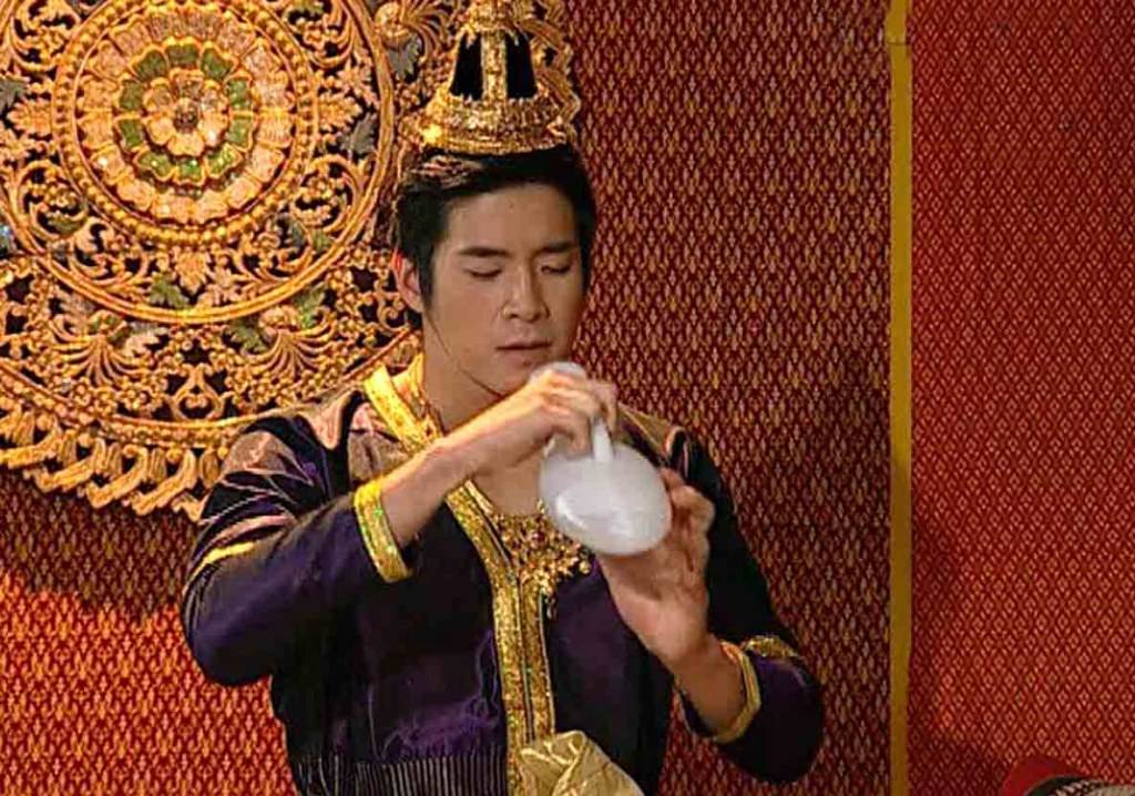 ลืมไปเลยว่าเคยอ้วน เจ้าชายอาเล็ก ใส่ชุดเจ้าชายก็เหมื่อนม้ากน่าเอาไปแสดงละครพื้นบ้านนะ