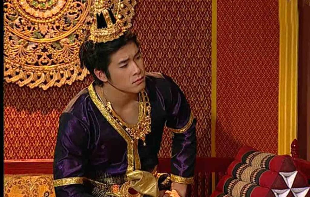 ลืมไปเลยว่าเคยอ้วน เจ้าชายอาเล็ก ใส่ชุดเจ้าชายก็เหมื่อนม้ากน่าเอาไปแสดงละครพื้นบ้านนะ