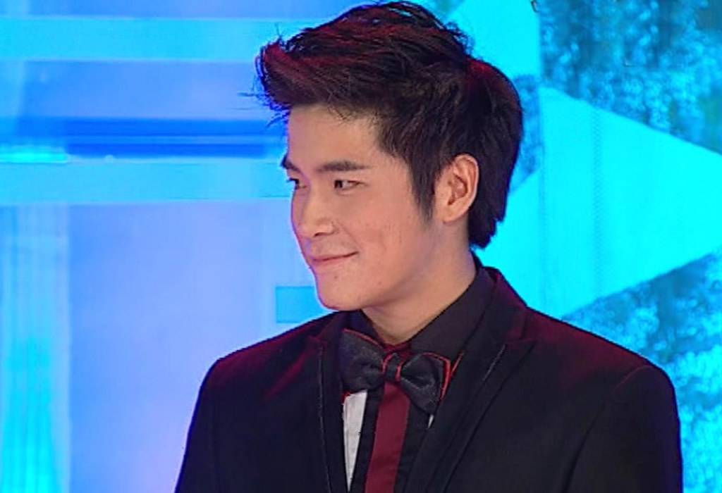 ลืมไปเลยว่าเคยอ้วน เจ้าชายอาเล็ก ใส่ชุดเจ้าชายก็เหมื่อนม้ากน่าเอาไปแสดงละครพื้นบ้านนะ