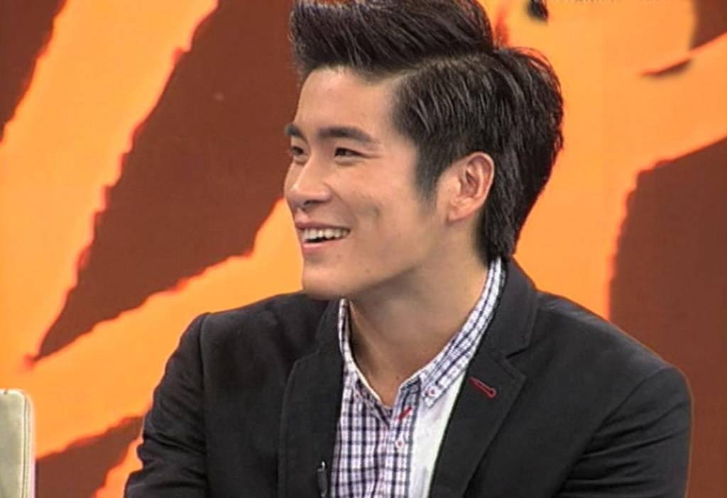 ลืมไปเลยว่าเคยอ้วน เจ้าชายอาเล็ก ใส่ชุดเจ้าชายก็เหมื่อนม้ากน่าเอาไปแสดงละครพื้นบ้านนะ