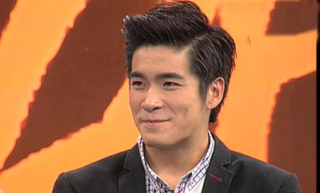 ลืมไปเลยว่าเคยอ้วน เจ้าชายอาเล็ก ใส่ชุดเจ้าชายก็เหมื่อนม้ากน่าเอาไปแสดงละครพื้นบ้านนะ