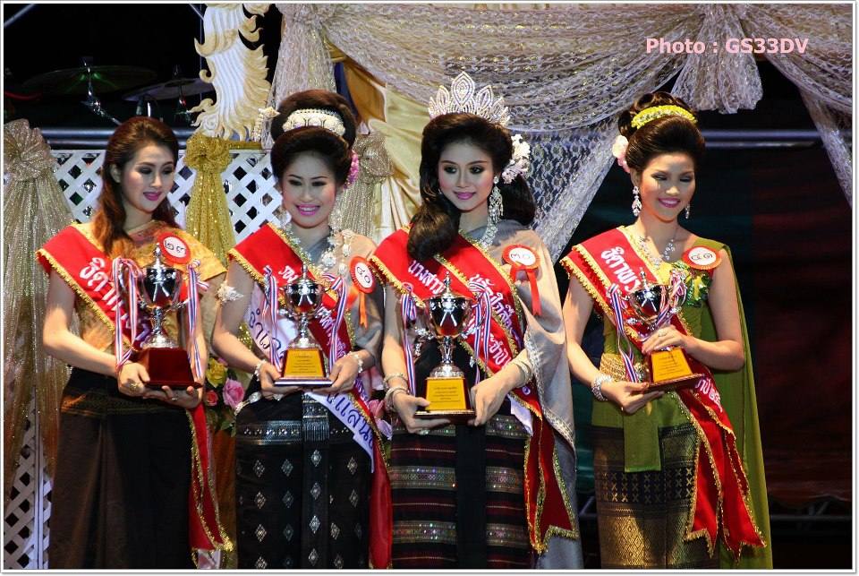 ซ้ายสุด ธิดากาชาด ถัดมารอง2 ขวาสุดรอง1 และตรงกลางคือ...น้องมิ้นนางงามปีนี้