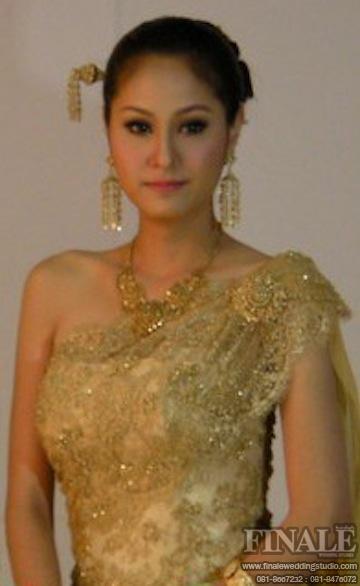 ขวัญ อุษามณี ในชุดไทย