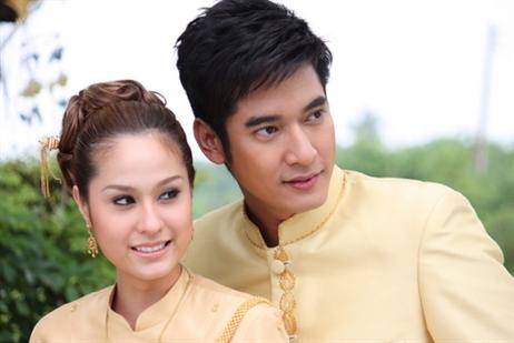 ขวัญ อุษามณี ในชุดไทย