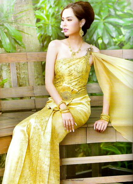 ขวัญ อุษามณี ในชุดไทย