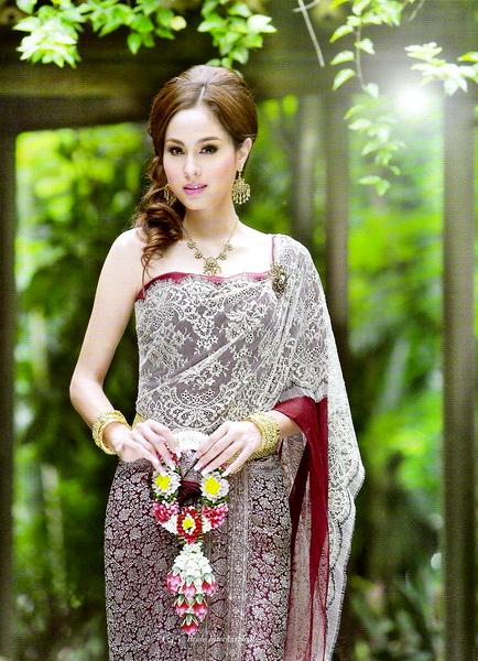 ขวัญ อุษามณี ในชุดไทย