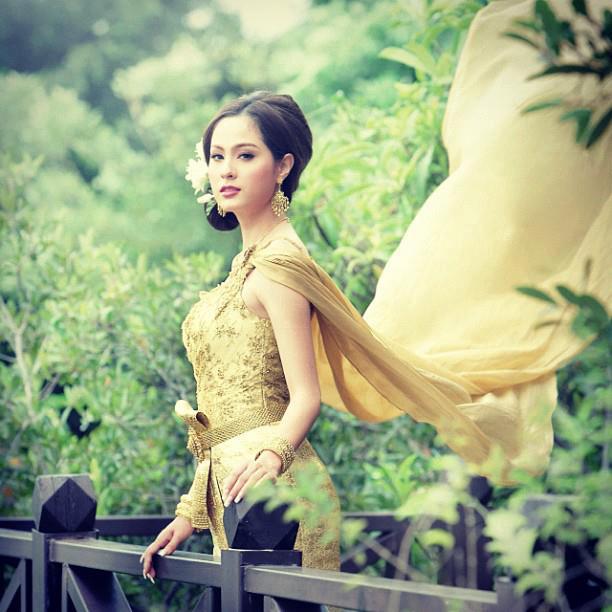 ขวัญ อุษามณี ในชุดไทย