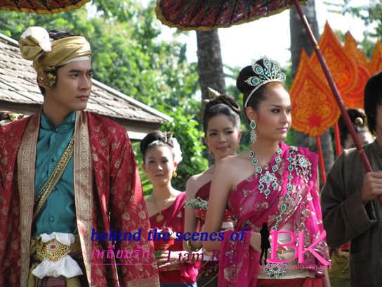 ขวัญ อุษามณี ในชุดไทย
