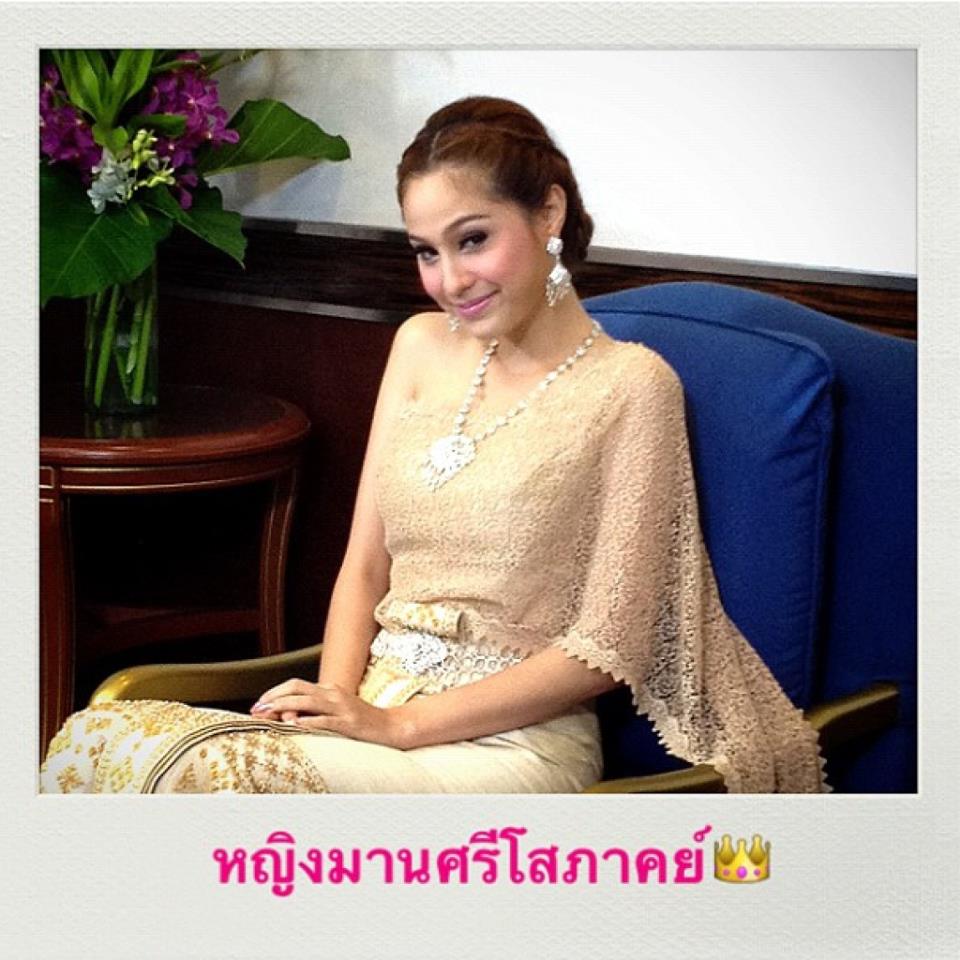 ขวัญ อุษามณี ในชุดไทย