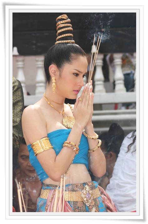 ขวัญ อุษามณี ในชุดไทย