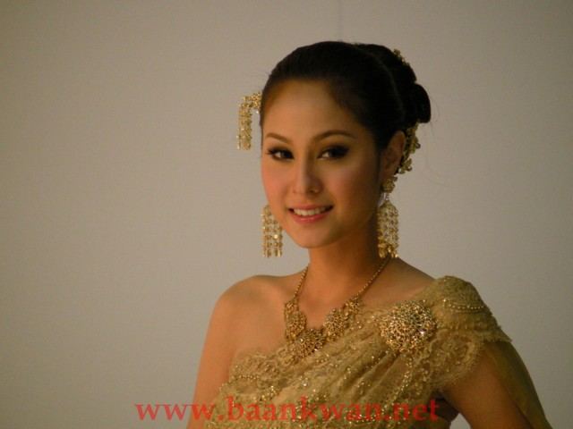 ขวัญ อุษามณี ในชุดไทย