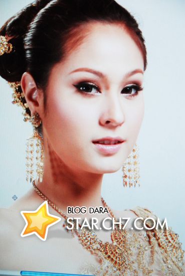 ขวัญ อุษามณี ในชุดไทย