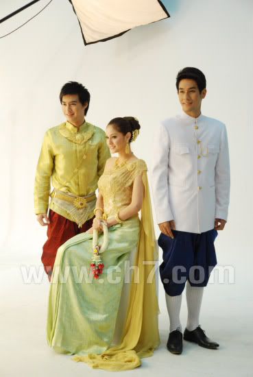 ขวัญ อุษามณี ในชุดไทย