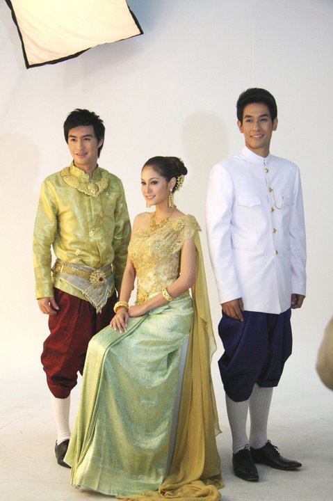 ขวัญ อุษามณี ในชุดไทย