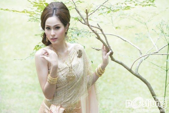 ขวัญ อุษามณี ในชุดไทย