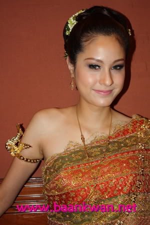 ขวัญ อุษามณี ในชุดไทย