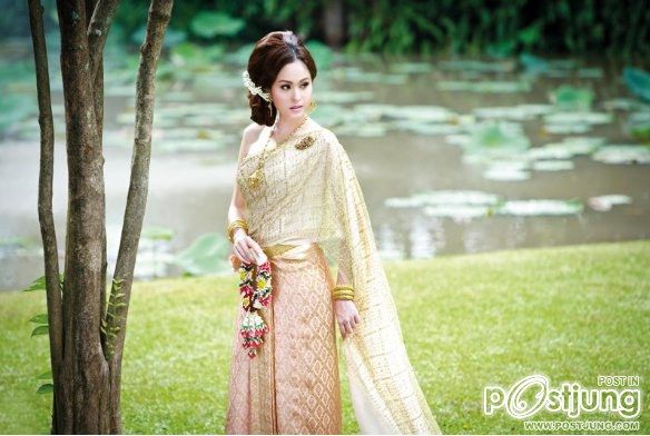 ขวัญ อุษามณี ในชุดไทย