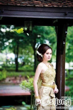 ขวัญ อุษามณี ในชุดไทย