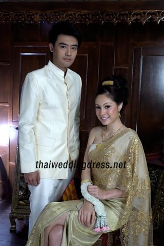 ขวัญ อุษามณี ในชุดไทย
