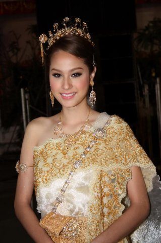 ขวัญ อุษามณี ในชุดไทย