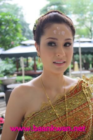 ขวัญ อุษามณี ในชุดไทย