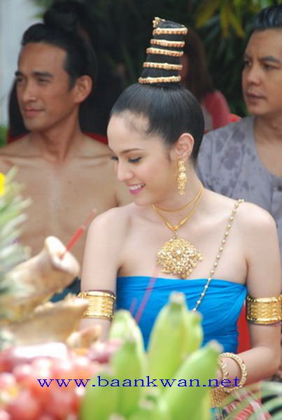 ขวัญ อุษามณี ในชุดไทย