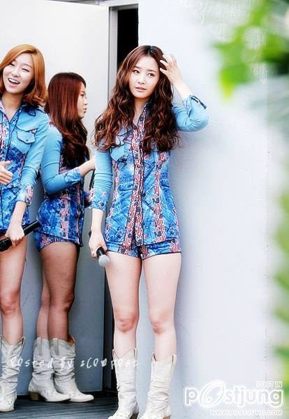 ขาขาวๆ สาวถือไมค์