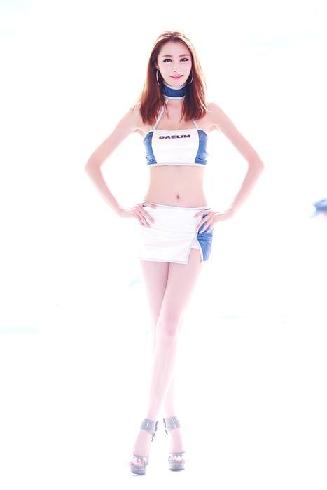 ขาวใส เพรียวลม ร่มสวย