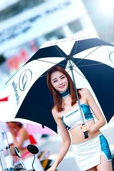 ขาวใส เพรียวลม ร่มสวย