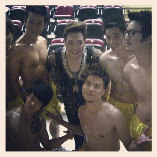 มดดำกับดาราหนุ่มสุดหล่อ