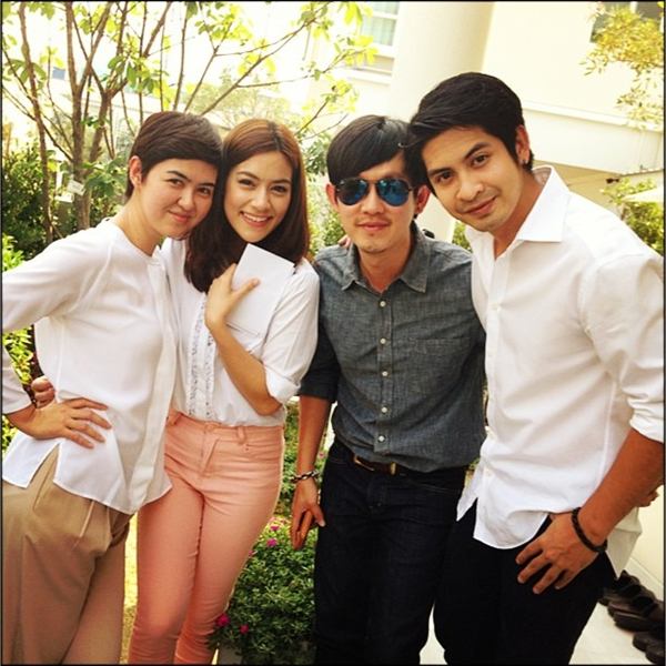 คิมเบอร์ลี่ ยิ้มแก้มปริ เพื่อนดาราเซอร์ไพรส์วันเกิดสุดอบอุ่น