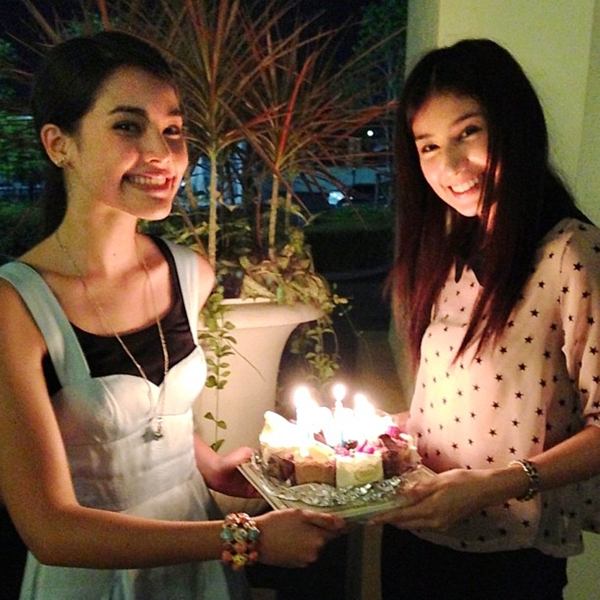 คิมเบอร์ลี่ ยิ้มแก้มปริ เพื่อนดาราเซอร์ไพรส์วันเกิดสุดอบอุ่น
