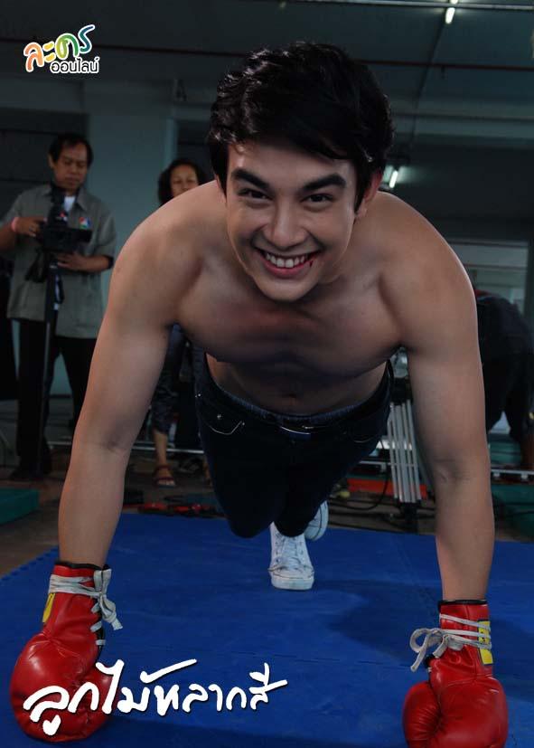 &ldquo;มิ๊กค์-โตนนท์&rdquo; ถอดเสื้อโชว์ซิกแพค ดวลหมัดวัดพลังลูกผู้ชายใน &ldquo;ลูกไม้หลากสี&rdquo;