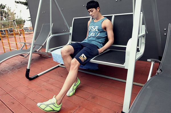 แฟชั่น กางเกงผ้ายืด เสน่ห์แมน ๆ สำหรับผู้ชายสไตล์สปอร์ต
