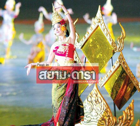 วัดกันไปเลย นุ่น วรนุช และ แอ๊ฟ ทักษอร ใครสวมชุดไทยได้สวยที่สุด
