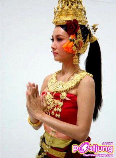 วัดกันไปเลย นุ่น วรนุช และ แอ๊ฟ ทักษอร ใครสวมชุดไทยได้สวยที่สุด