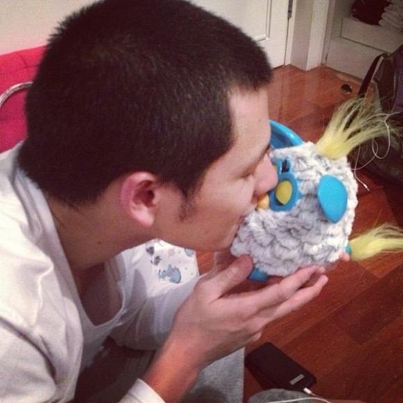 ว่ากันด้วยเรื่อง Furby (เฟอร์บี้) ตุ๊กตายอดฮิตของเหล่าดารา จนถึงคนธรรมดาทั่วไป