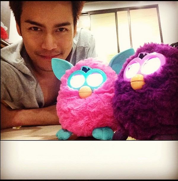 ว่ากันด้วยเรื่อง Furby (เฟอร์บี้) ตุ๊กตายอดฮิตของเหล่าดารา จนถึงคนธรรมดาทั่วไป