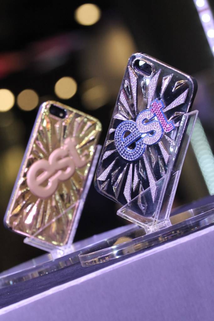 แม่เจ้า!!! เคส iPhone แพลทินัมฝังเพชร และ ทองคำแท้