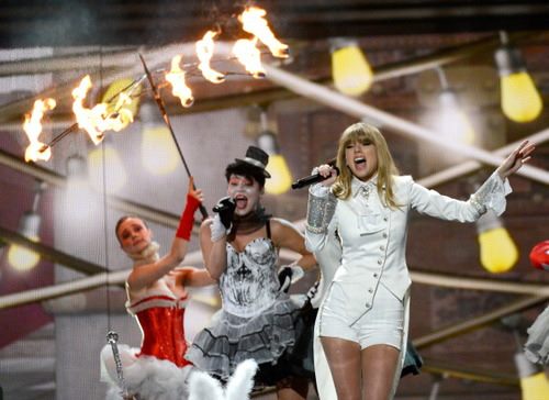 Taylor Swift ขึ้นแสดงสดในงาน 55th Grammy's Awards 2013