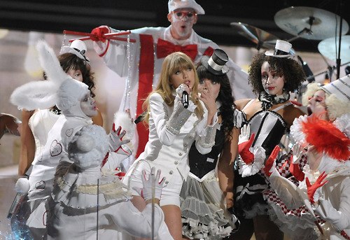 Taylor Swift ขึ้นแสดงสดในงาน 55th Grammy's Awards 2013